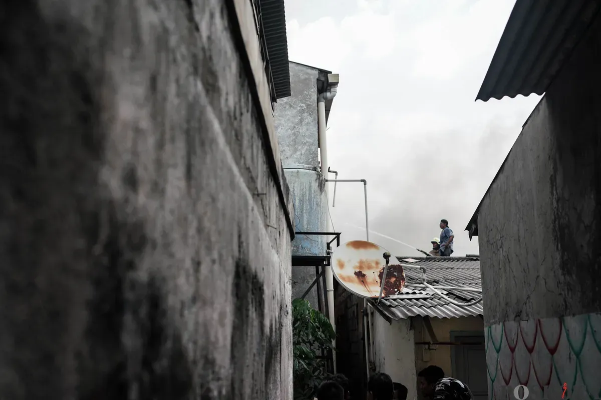 Petugas pemadam kebakaran memadamkan api yang membakar pemukiman padat penduduk di kawasan Grogol Utara, Kebayoran Lama, Jakarta Selatan, Minggu, 20 Juli 2025. (Sumber: Poskota/Bilal Nugraha Ginanjar)