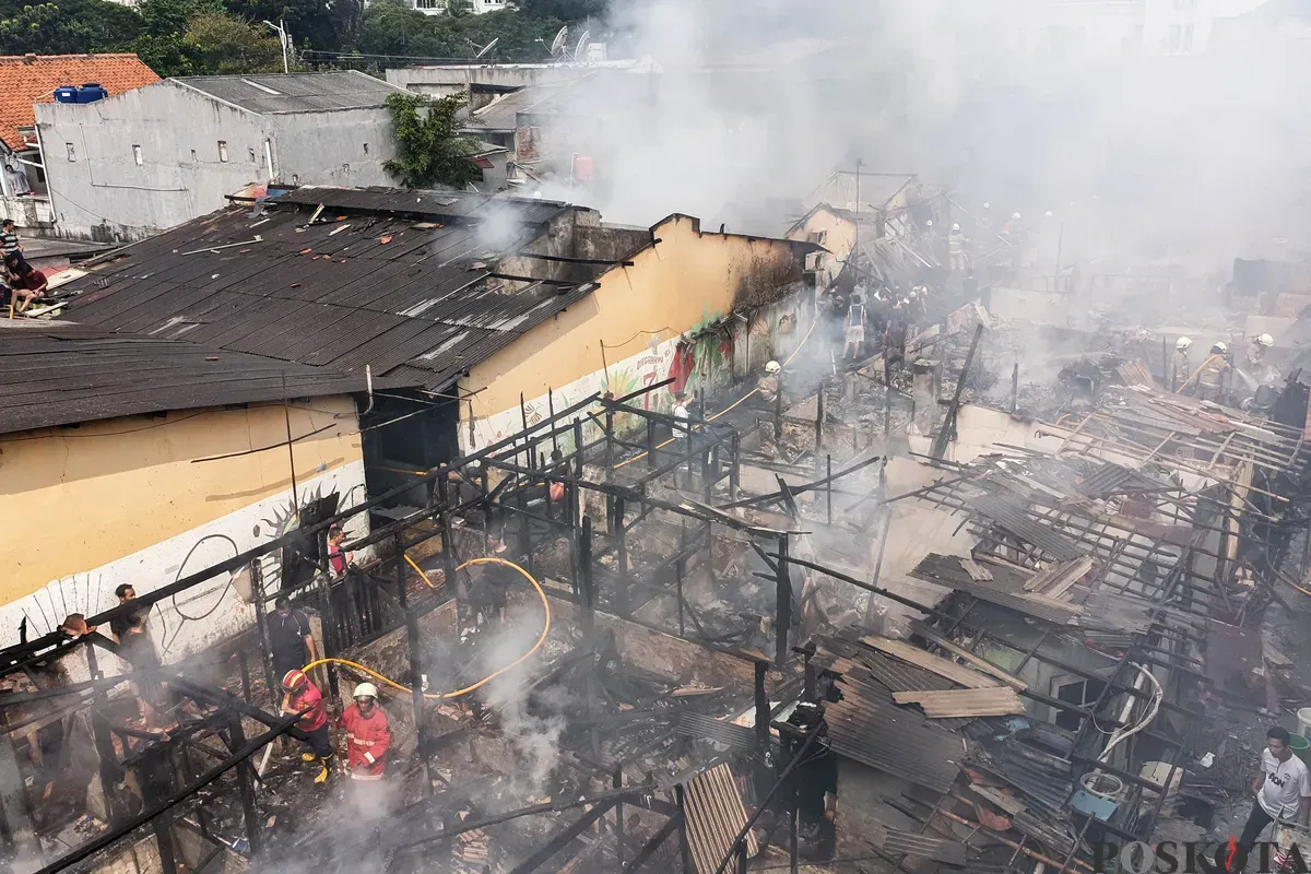 Petugas pemadam kebakaran memadamkan api yang membakar pemukiman padat penduduk di kawasan Grogol Utara, Kebayoran Lama, Jakarta Selatan, Minggu, 20 Juli 2025. (Sumber: Poskota/Bilal Nugraha Ginanjar)
