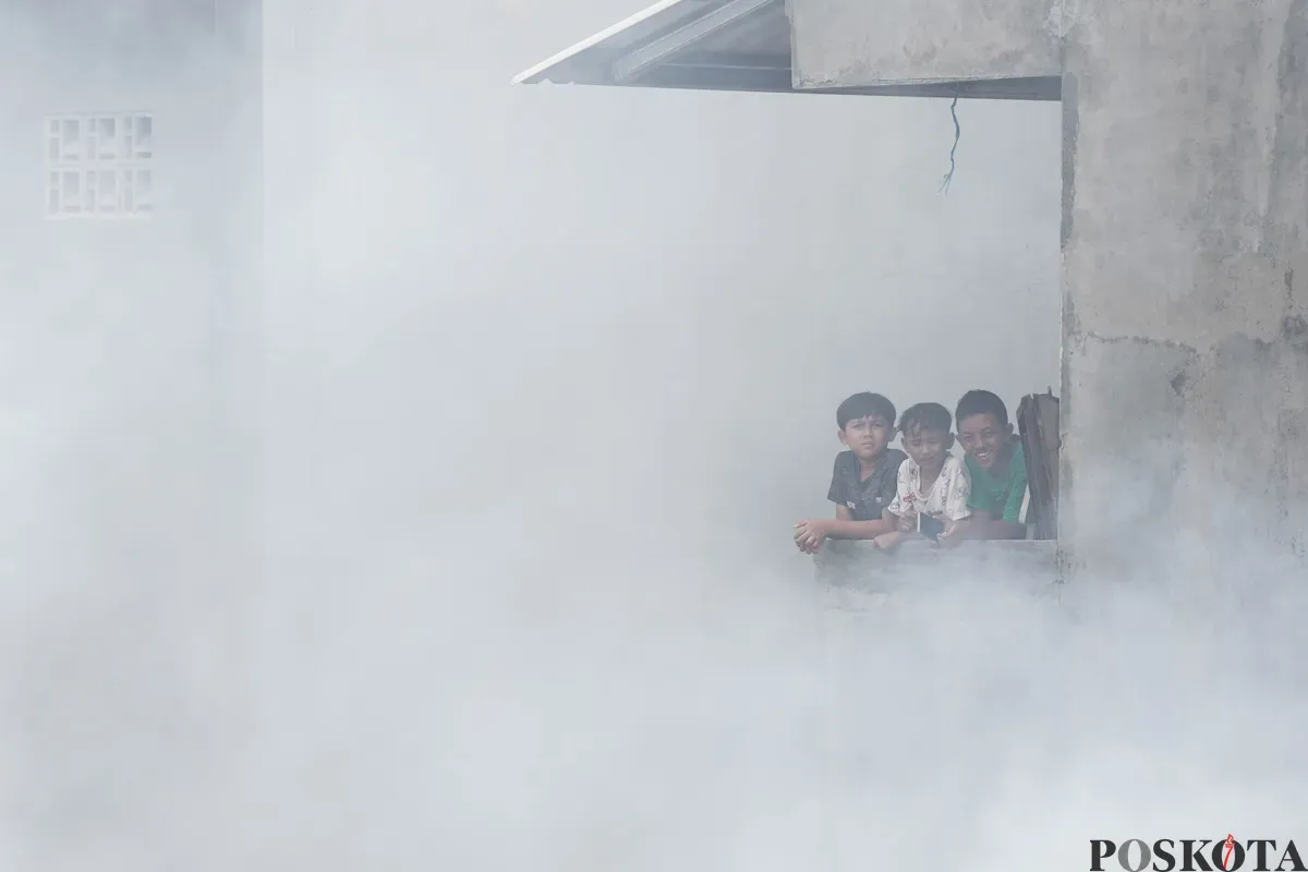 Anak anak melihat kebakaran yang membakar pemukiman padat penduduk di kawasan Grogol Utara, Kebayoran Lama, Jakarta Selatan, Minggu, 20 Juli 2025. (Sumber: Poskota/Bilal Nugraha Ginanjar)