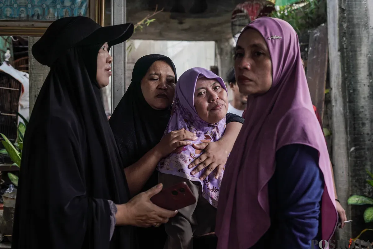 Isak tangis warga usai melihat rumahnya terbakar di kawasan padat penduduk, Grogol Utara, Kebayoran Lama, Jakarta Selatan, Minggu, 20 Juli 2025. (Sumber: Poskota/Bilal Nugraha Ginanjar)