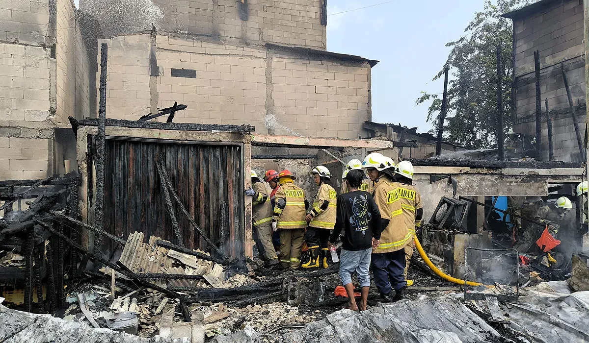 Petugas damkar melakukan pendinginan di lokasi kebakaran Muara Baru, Jakarta Utara, Minggu, 20 Juli 2025. (Sumber: Dok Suku Dinas Gulkarmat Jakarta Utara dan Kepulauan Seribu)