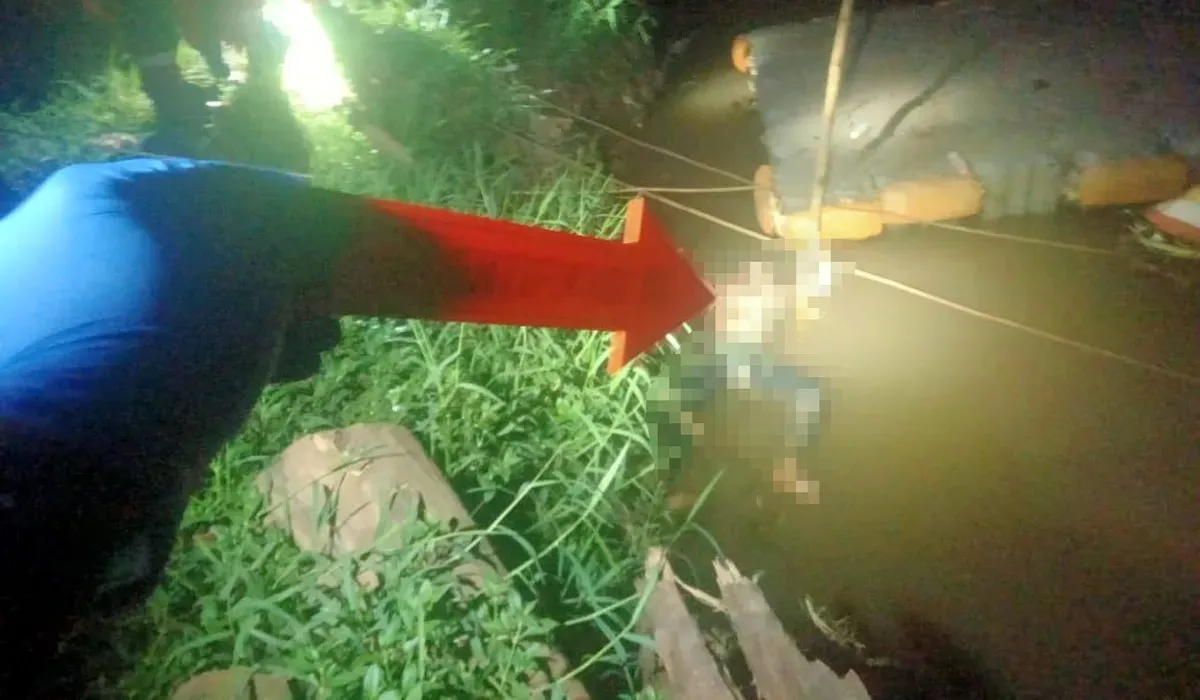 Petugas menunjukkan sesosok mayat pria yang mengambang di Kali Pesanggrahan, Kelurahan Ulujami, Pesanggrahan, Jakarta Selatan, pada Sabtu dini hari, 19 Juli 2025. (Sumber: Dok Polsek Pesanggrahan)