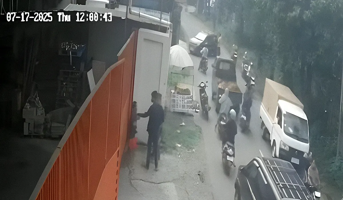 Tangkap layar CCTV yang menunjukkan aksi pemalakan dan penodongan oleh oknum anggota ormas kepada pedagang nanas di Jalan Mustikasari, Kecamatan Mustikajaya, Kota Bekasi.