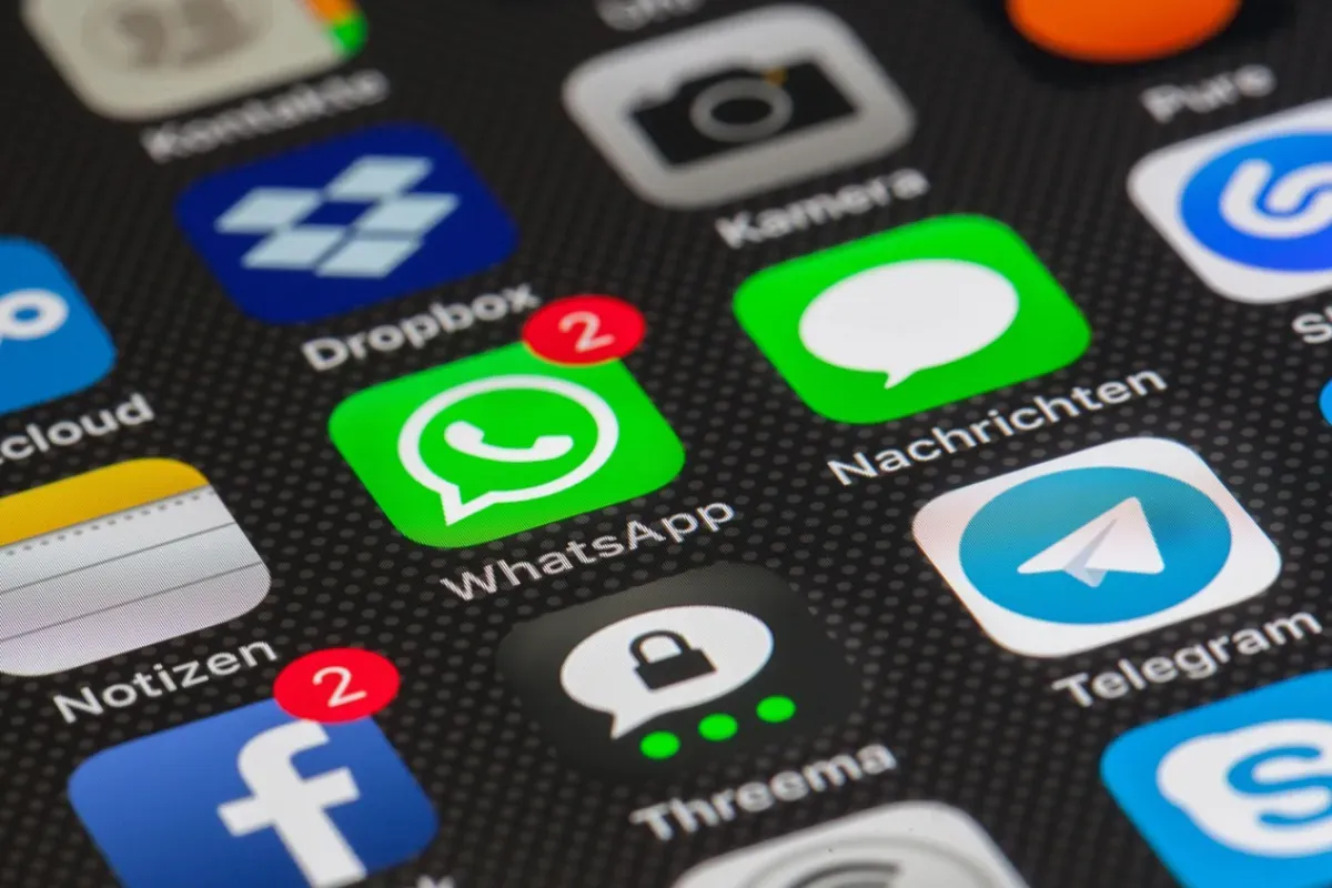 Ilustrasi wacana kebijakan pembatasan panggilan seperti WhatsApp Call dan sejenisnya oleh pemerintah. (Sumber: Pixabay/LoboStudioHamburg)