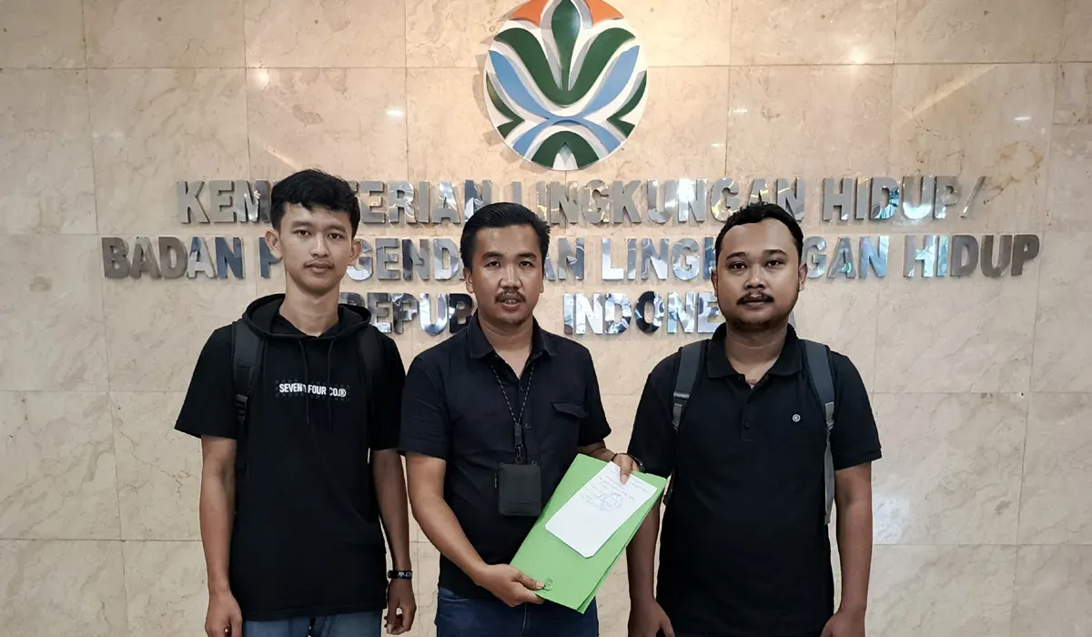 Aktivis dari JPMI dan HMI saat hendak menyerahkan dokumen laporan ke KLHK terkait dugaan pencemaran lingkungan oleh CV GSM di Panimbang, Kabupaten Pandeglang. (Sumber: Dok JPMI)