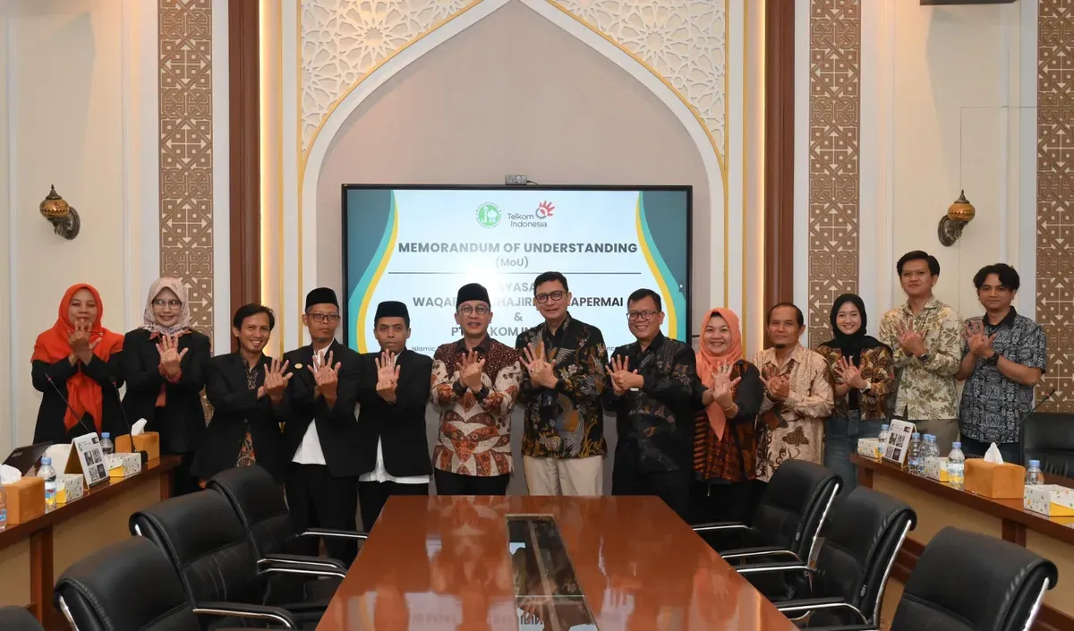 EVP Telkom Regional II Edie Kurniawan dan Ketua Yayasan Waqaf Al Muhajirien Jakapermai Mohammad Syafiudin beserta jajaran dari masing-masing pihak usai penandatanganan MoU, di Bekasi, kemarin. (Sumber: Dok. Telkom)
