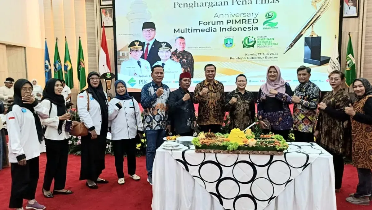 Kadis Kominfo Kabupaten Tangerang, Diyan Mayang Sari, mewakili Bupati Tangerang, untuk menerima penghargaan sebagai kepala daerah terbaik dalam bidang tata kelola pemerintahan tingkat kabupaten. (Sumber: Dok. Pemkab Tangerang)