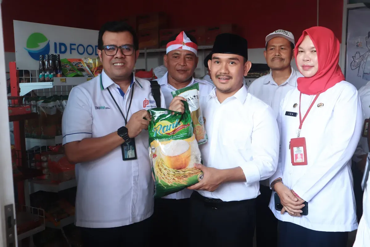 Bupati Bekasi, Ade Kuswara Kunang bersama jajaran unsur Forkopimda dan kepala dinas terkait menghadiri launching Mock Up Kopdes Merah Putih yang dilaksanakan di Gerai Koperasi Desa Kedungwaringin (Sumber: Dok. Pemkab Bekasi)