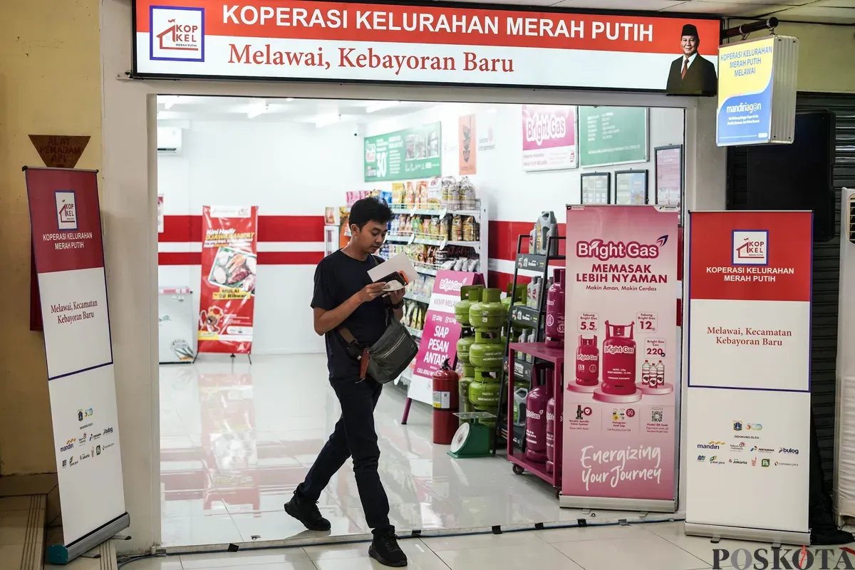 Pengunjung mengamati produk yang dijual di gerai Koperasi Kelurahan Merah Putih Melawai, Blok M, Kebayoran Baru, Jakarta Selatan, Senin, 21 Juli 2025. (Sumber: Poskota/Bilal Nugraha Ginanjar)