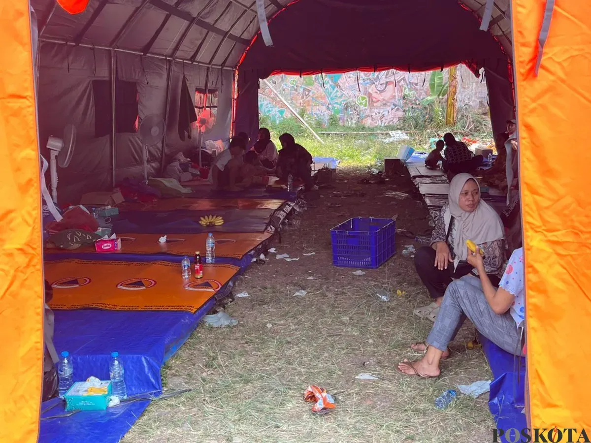 Posko pengungsi kebakaran Jalan Juraganan 1, Grogol Utara, Kebayoran Lama, Jakarta Selatan, Senin 21 Juli 2025. (Sumber: Poskota/Muhammad Tegar Jihad Al Faruq)