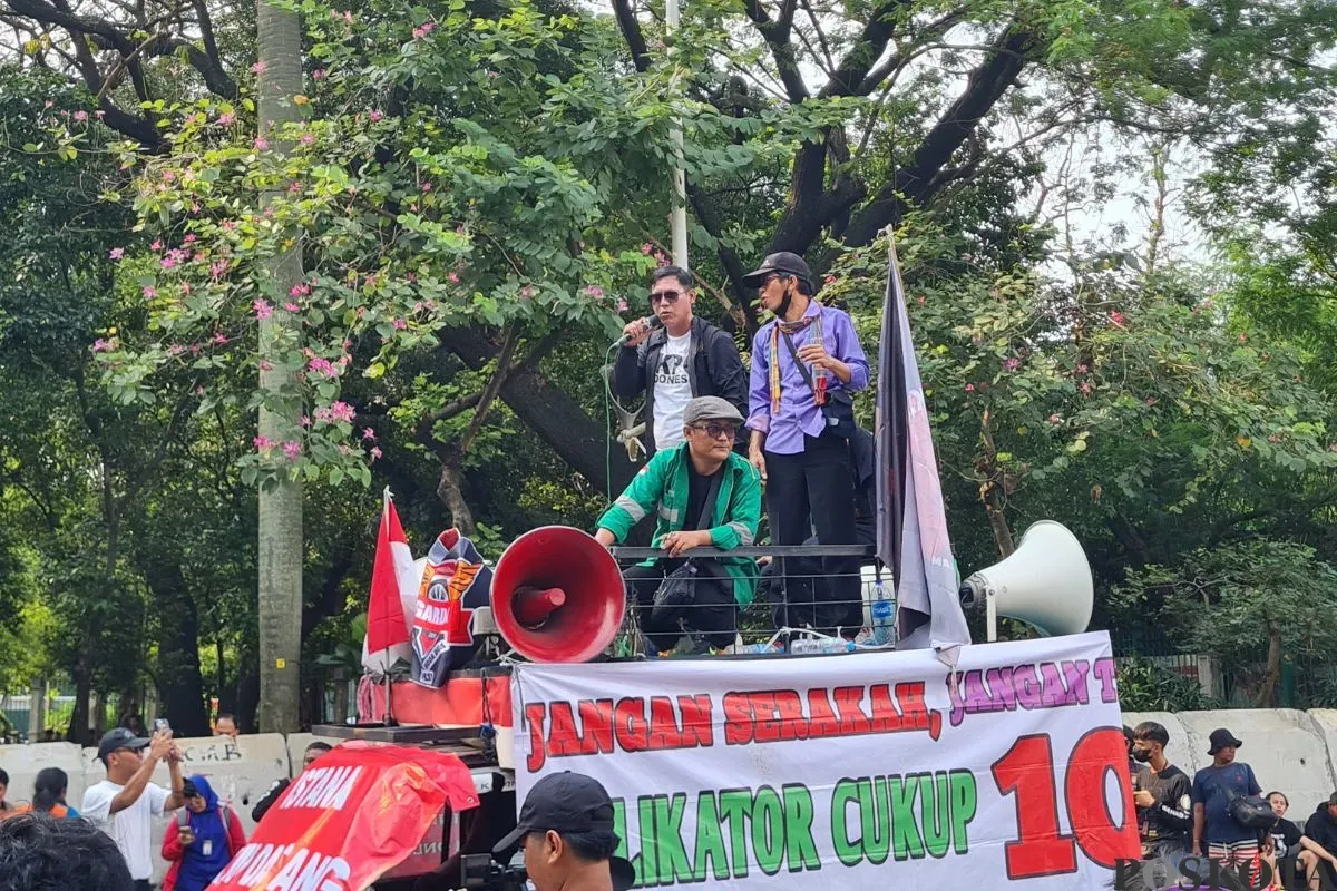 Demo pengemudi ojol di Jalan Medan Merdeka Barat, Jakarta Pusat, Senin, 21 Juli 2025. (Sumber: Poskota/Pandi Ramedhan)