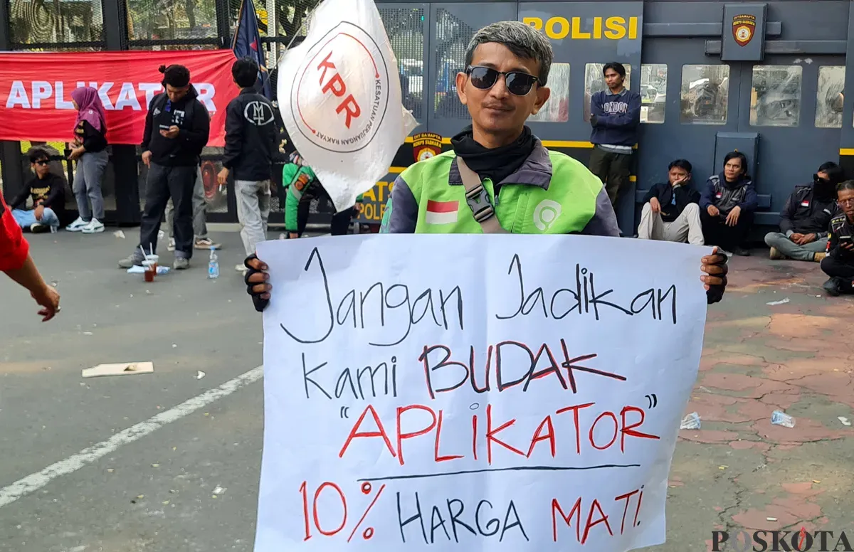 Ari Rizaldi, salah satu driver ojol yang ikut unjuk rasa di Jalan Medan Merdeka Selatan, Jakarta Pusat, Senin, 21 Juli 2025. (Sumber: POSKOTA | Foto: Pandi Ramedhan)