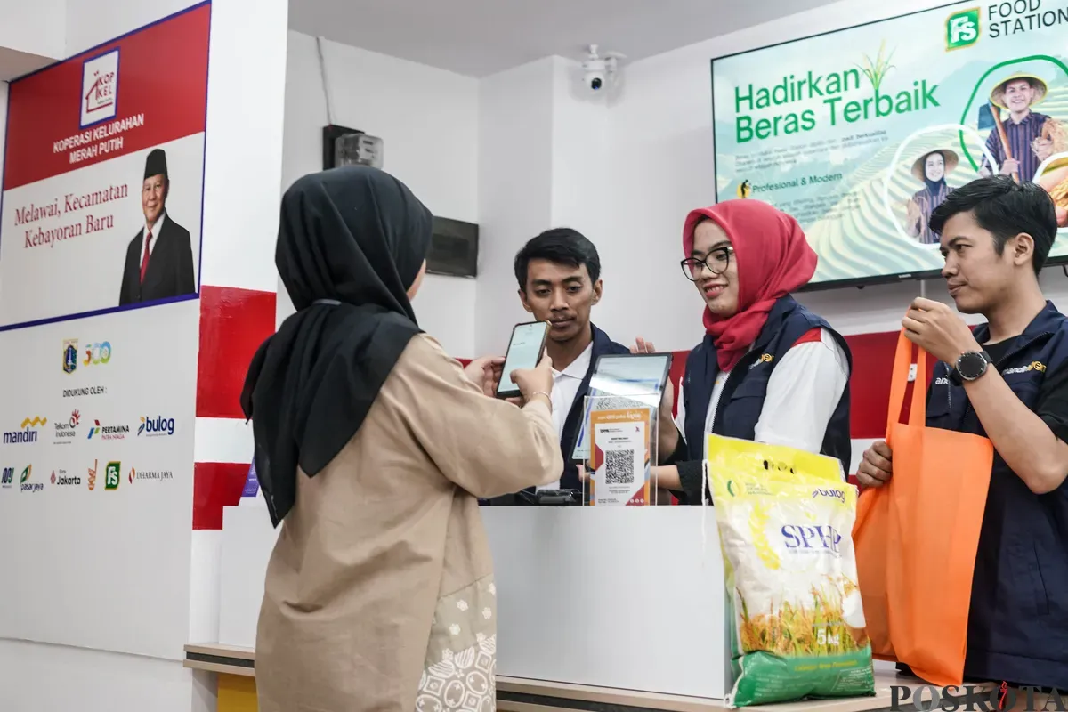 Pengunjung mengamati produk yang dijual di gerai Koperasi Kelurahan Merah Putih Melawai, Blok M, Kebayoran Baru, Jakarta Selatan, Senin, 21 Juli 2025. (Sumber: Poskota/Bilal Nugraha Ginanjar)