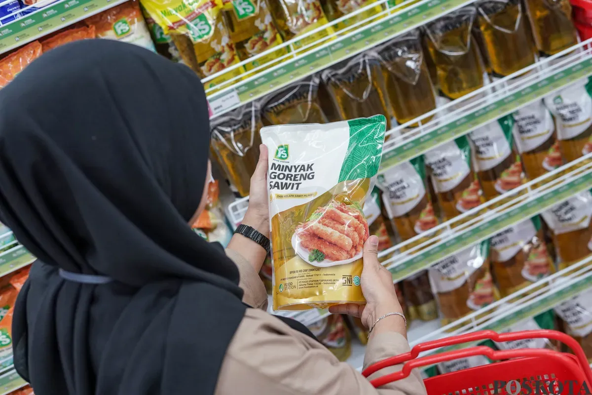 Pengunjung mengamati produk yang dijual di gerai Koperasi Kelurahan Merah Putih Melawai, Blok M, Kebayoran Baru, Jakarta Selatan, Senin, 21 Juli 2025. (Sumber: Poskota/Bilal Nugraha Ginanjar)