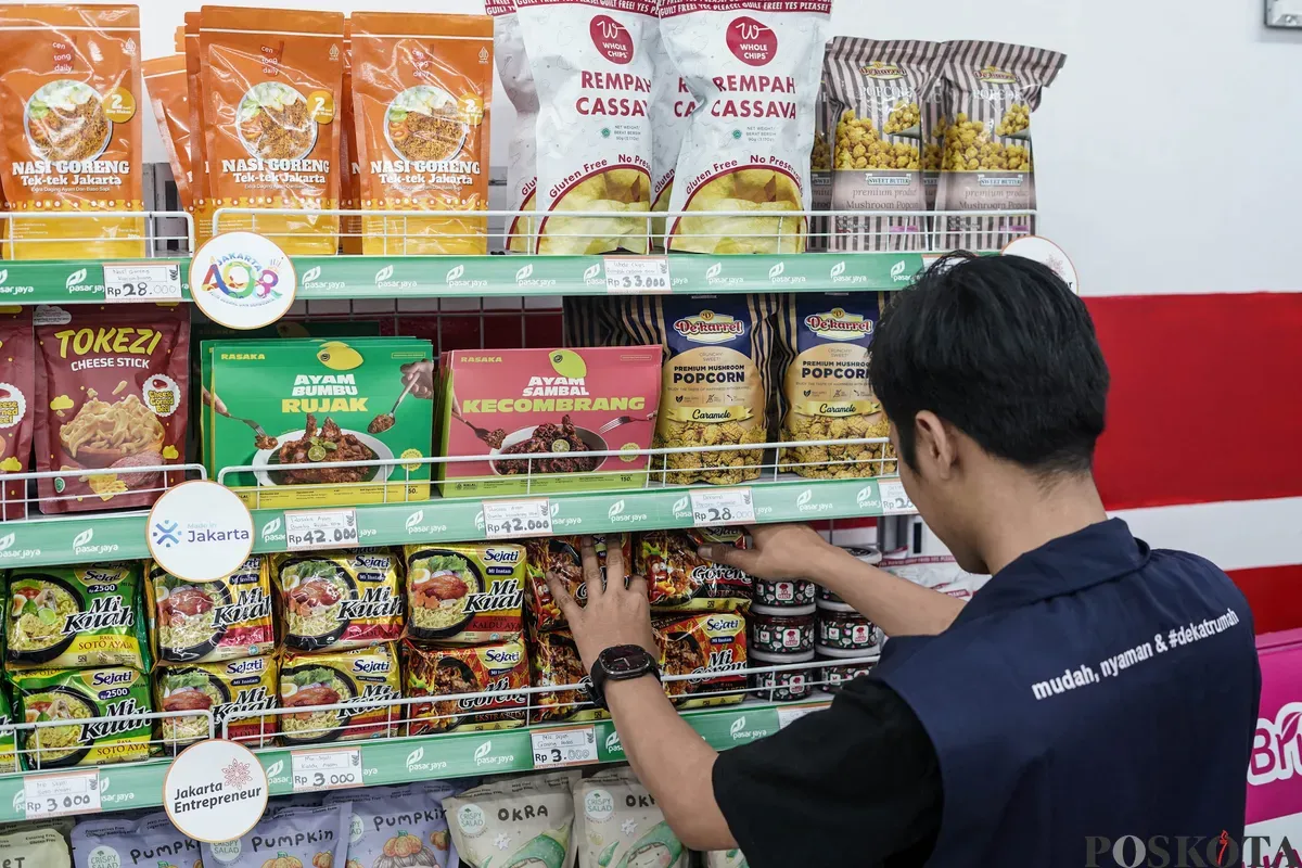 Pengunjung mengamati produk yang dijual di gerai Koperasi Kelurahan Merah Putih Melawai, Blok M, Kebayoran Baru, Jakarta Selatan, Senin, 21 Juli 2025. (Sumber: Poskota/Bilal Nugraha Ginanjar)