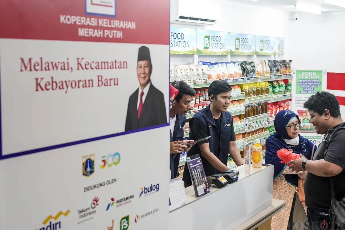 Pengunjung mengamati produk yang dijual di gerai Koperasi Kelurahan Merah Putih Melawai, Blok M, Kebayoran Baru, Jakarta Selatan, Senin, 21 Juli 2025. (Sumber: Poskota/Bilal Nugraha Ginanjar)