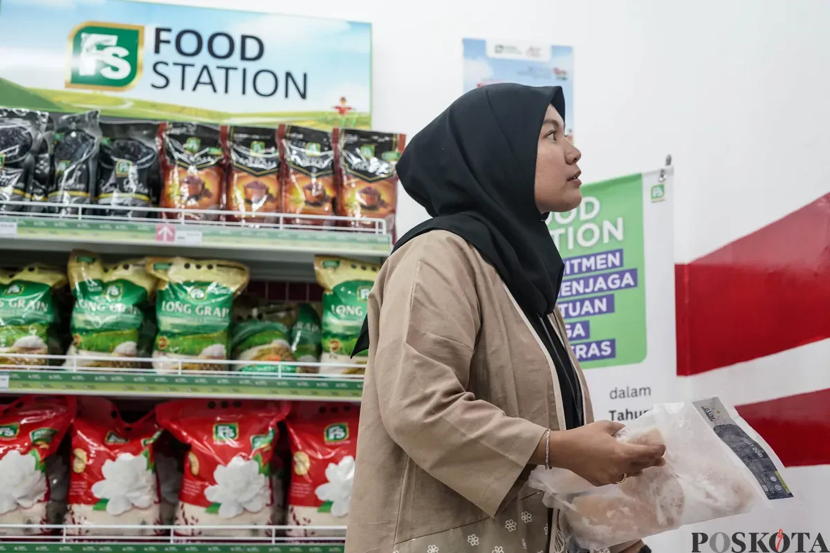 Pengunjung mengamati produk yang dijual di gerai Koperasi Kelurahan Merah Putih Melawai, Blok M, Kebayoran Baru, Jakarta Selatan, Senin, 21 Juli 2025. (Sumber: Poskota/Bilal Nugraha Ginanjar)