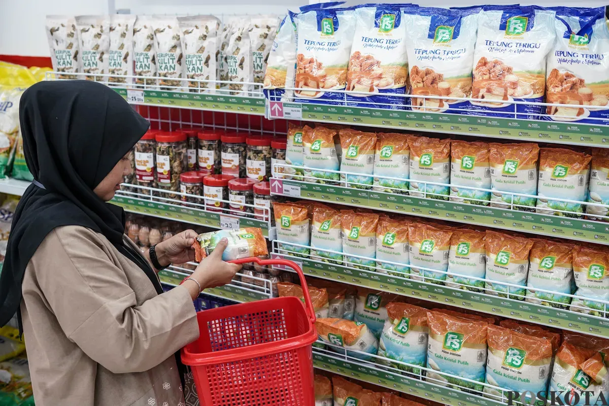 Pengunjung mengamati produk yang dijual di gerai Koperasi Kelurahan Merah Putih Melawai, Blok M, Kebayoran Baru, Jakarta Selatan, Senin, 21 Juli 2025. (Sumber: Poskota/Bilal Nugraha Ginanjar)