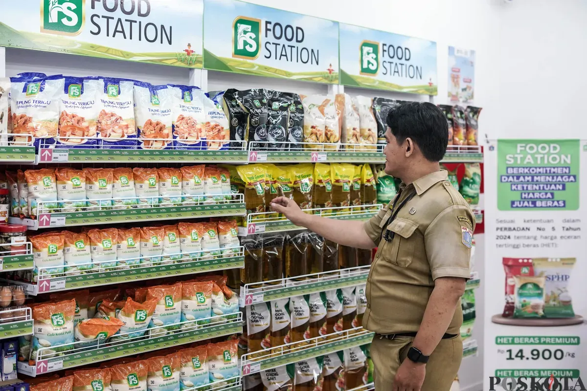 Pengunjung mengamati produk yang dijual di gerai Koperasi Kelurahan Merah Putih Melawai, Blok M, Kebayoran Baru, Jakarta Selatan, Senin, 21 Juli 2025. (Sumber: Poskota/Bilal Nugraha Ginanjar)