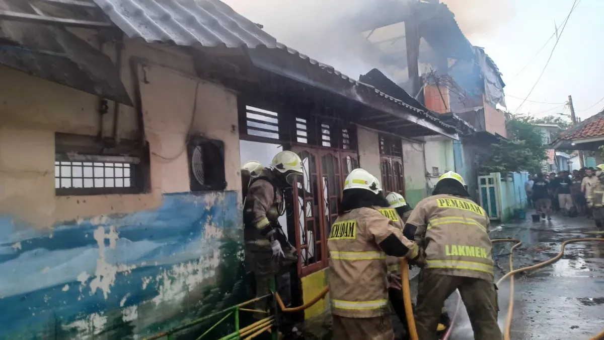 Kebakaran warung makan di kawasan Cilincing, Jakarta Utara, Senin, 21 Juli 2025. (Sumber: Damkar)