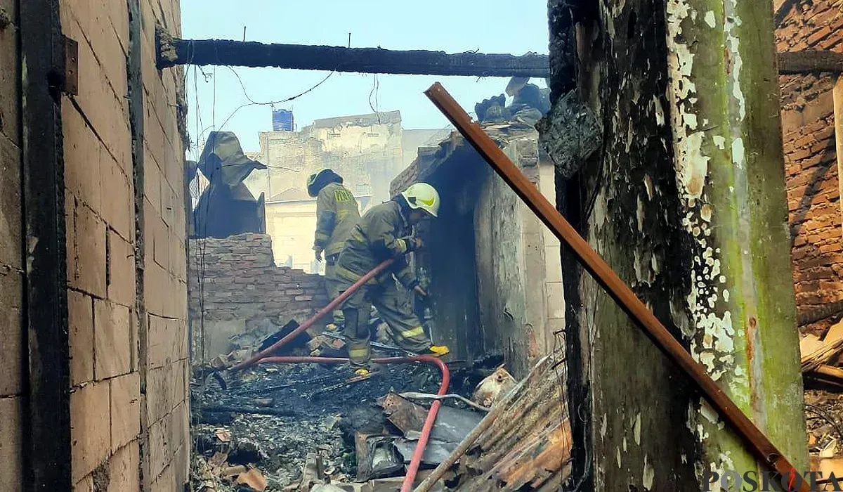 Petugas damkar melakukan pendingingan di lokasi kebakaran di Jalan Duri Utara 1, Kecamatan Tambora, Jakarta Barat, Senin, 21 Juli 2025. (Sumber: POSKOTA | Foto: Pandi Ramedhan)