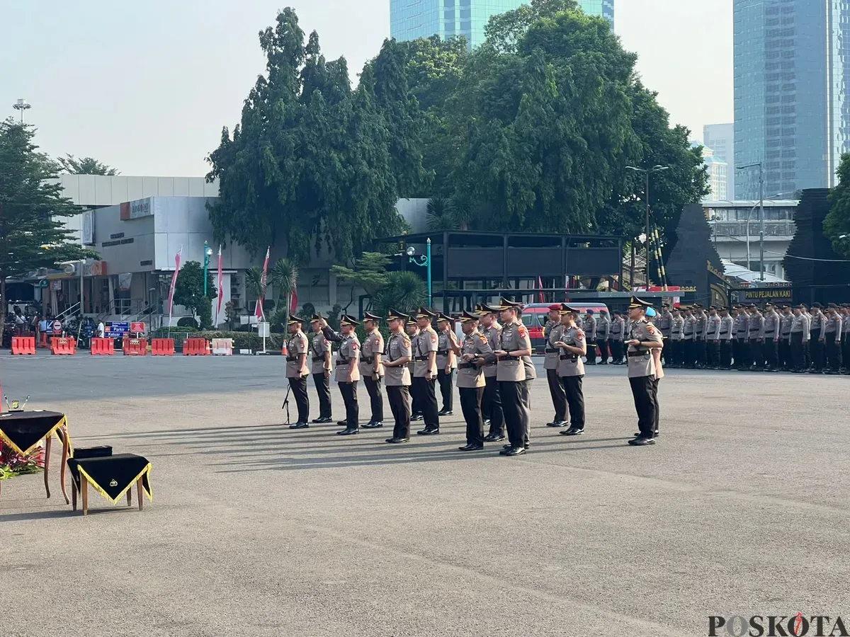 Polda Metro Jaya menggelar upacara serah terima jabatan (sertijab) sejumlah pejabat utama dan kapolres di lingkungan Polda Metro Jaya, Senin, 21 Juli 2025. (Sumber: Poskota/Ali Mansur)