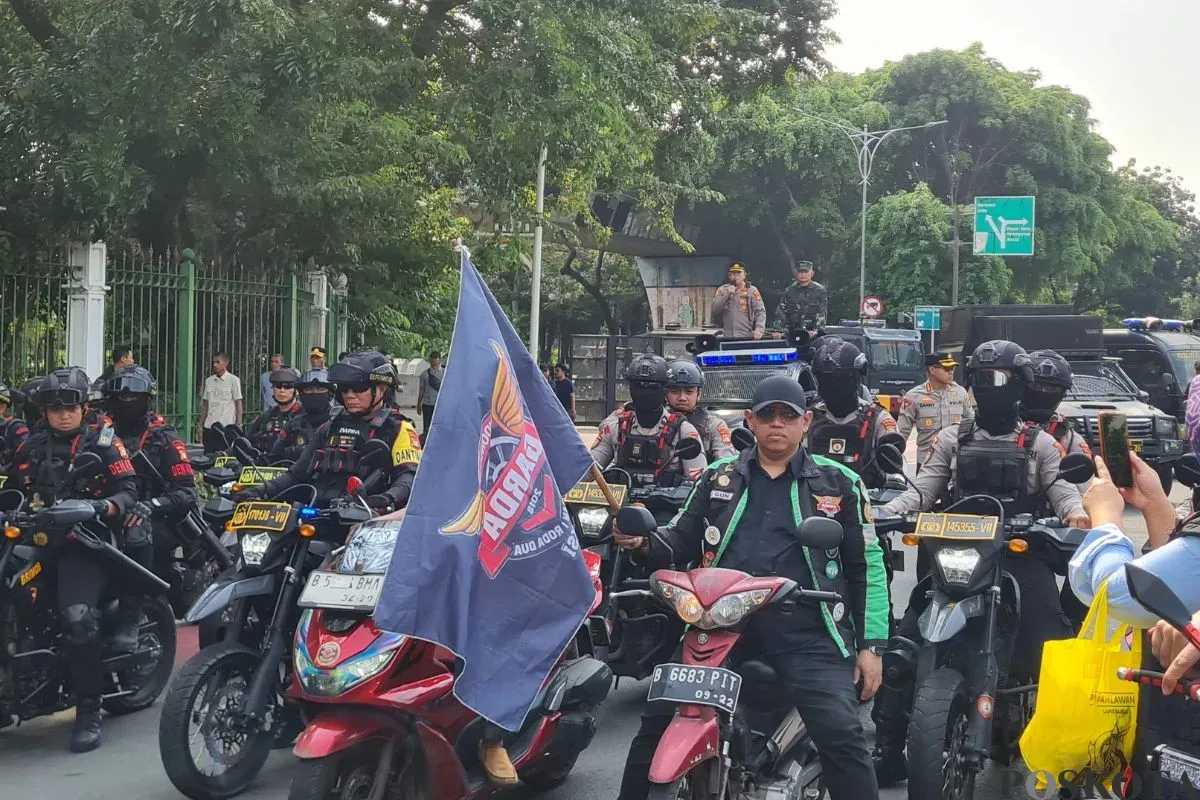 Polisi mengawal massa aksi ojol untuk berunjuk rasa di Istana Merdeka, Jakarta Pusat, Senin, 21 Juli 2025. (Sumber: Poskota/Pandi Ramedhan)
