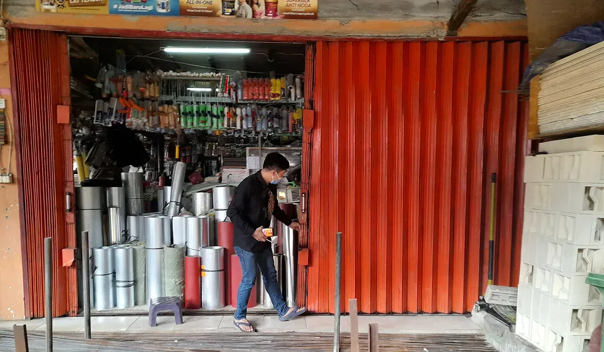 Kondisi toko bangunan Ceria di Jalan Raya Rawa Kalong, Desa Karang satria, Tambun Utara, Kabupaten Bekasi, yang dibobol maling dan rugi hingga Rp1,5 miliar. (Sumber: Istimewa)