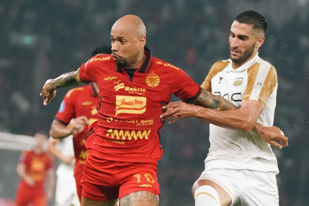 Potret pemain asing Persija jakarta, Gustavo Almeida berduel dengan pemain Dewa United. (Sumber: Persija)