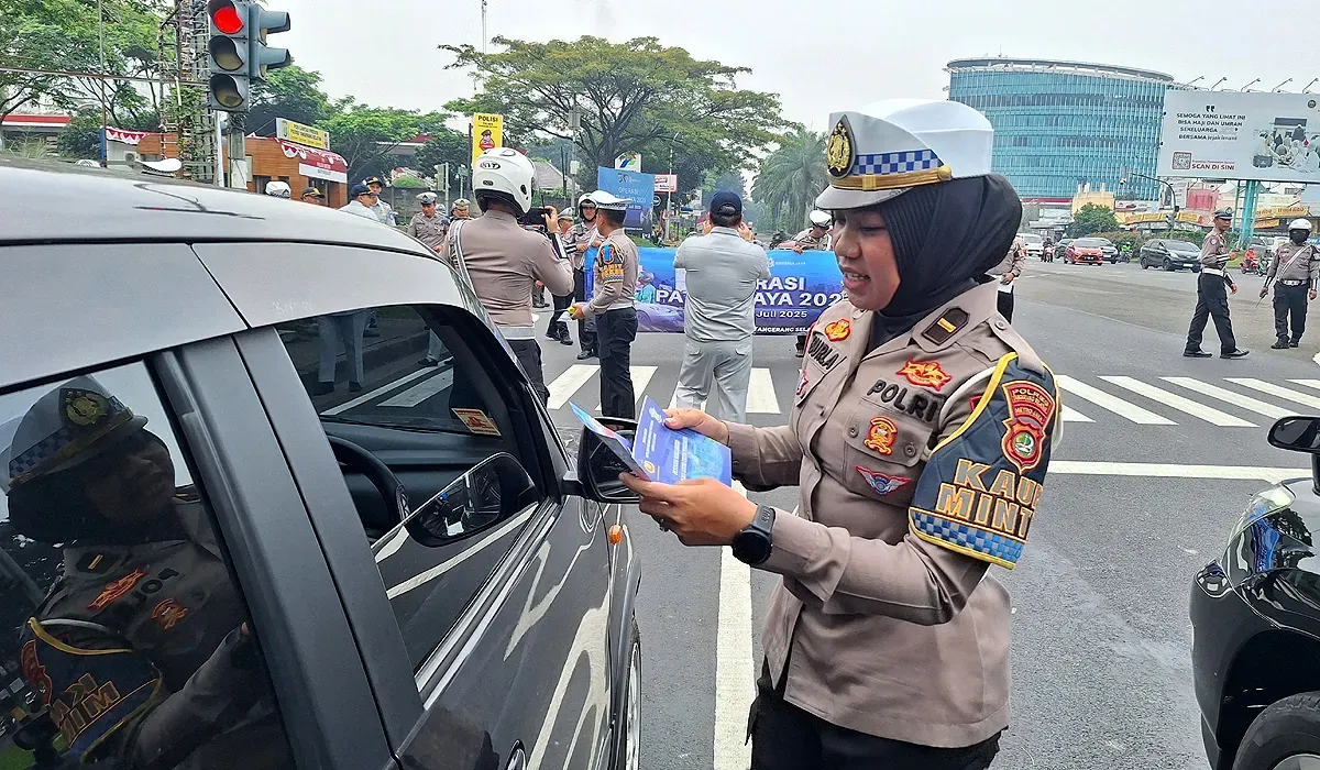 Petugas dari Polres Tangsel memeriksa surat-surat berkendara saat pelaksanaan Operasi Patuh Jaya 2025 pada Senin, 21 Juli 2025. (Sumber: Humas Polres Tangsel)