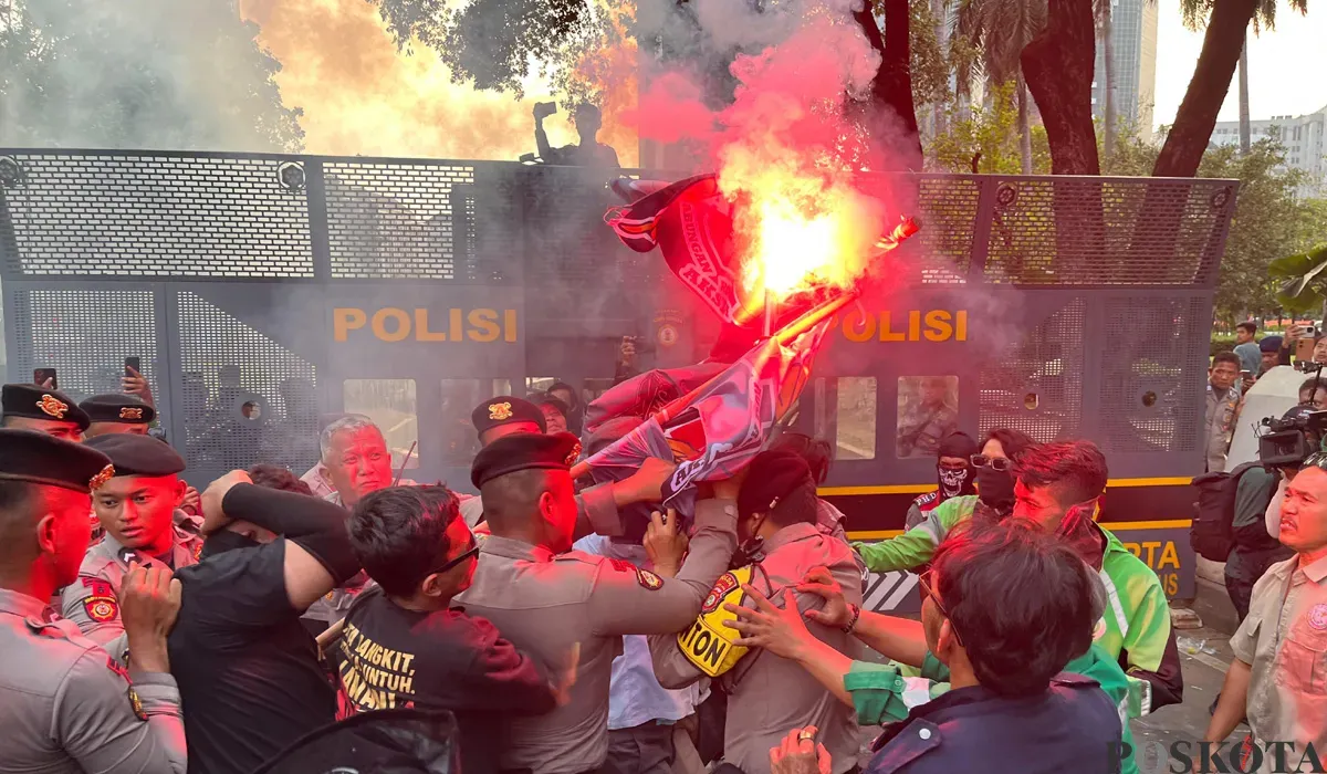 Aksi dorong-dorongan antara massa demo driver ojol dengan aparat kepolisian sempat terjadi di Jalan Medan Merdeka Barat, Jakarta Pusat, Senin, 21 Juli 2025. (Sumber: POSKOTA | Foto: Pandi Ramedhan)
