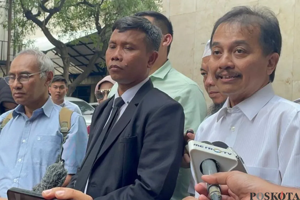 Mantan Menpora, Roy Suryo sebagai meminta gelar perkara khusus terkait kasus ijazah palsu Joko Widodo (Jokowi) di Mapolda Metro Jaya, Senin, 21 Juli 2025. (Sumber: Poskota/Ali Mansur)