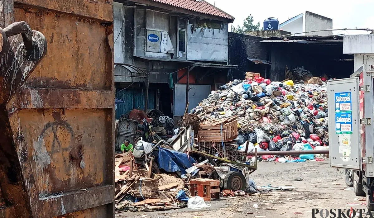 Sampah menumpuk di Pasar Panorama Lembang pada Senin, 21 Juli 2025, yang dikeluhkan warga dan pedagang. (Sumber: POSKOTA | Foto: Gatot Poedji Utomo)