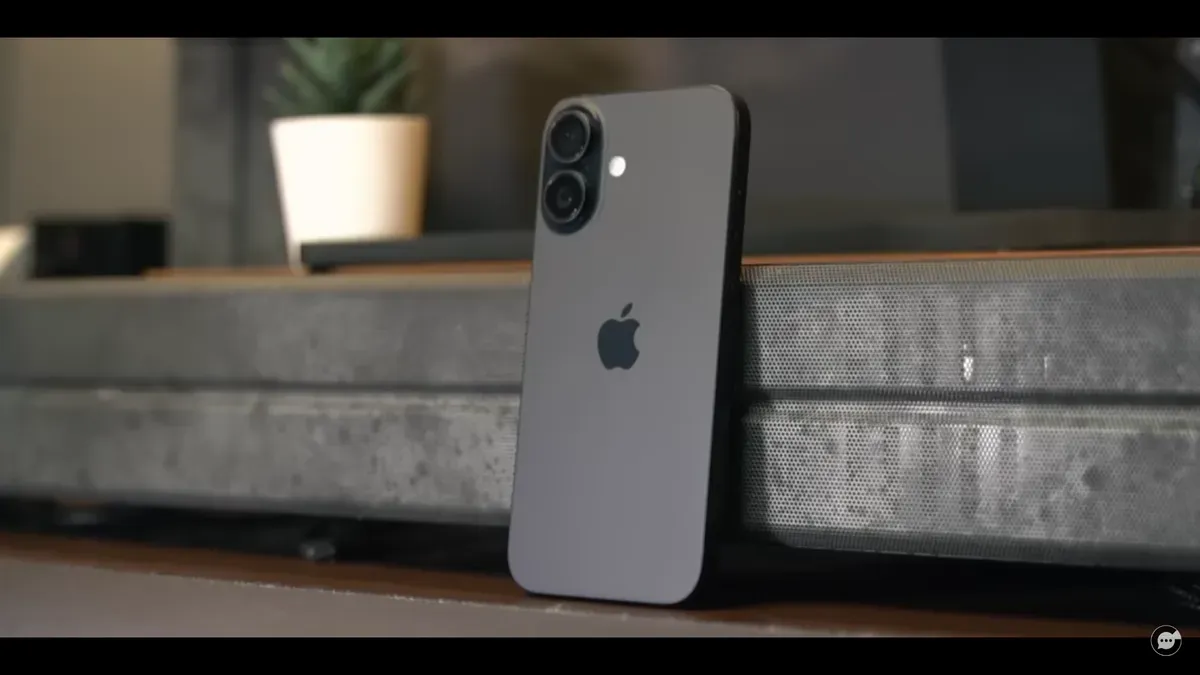 Tangkapan layar iPhone 16 digadang-gadang sebagai perangkat yang tetap mempertahankan ciri khas Apple. (Sumber: YouTube/ Gadgetalk)