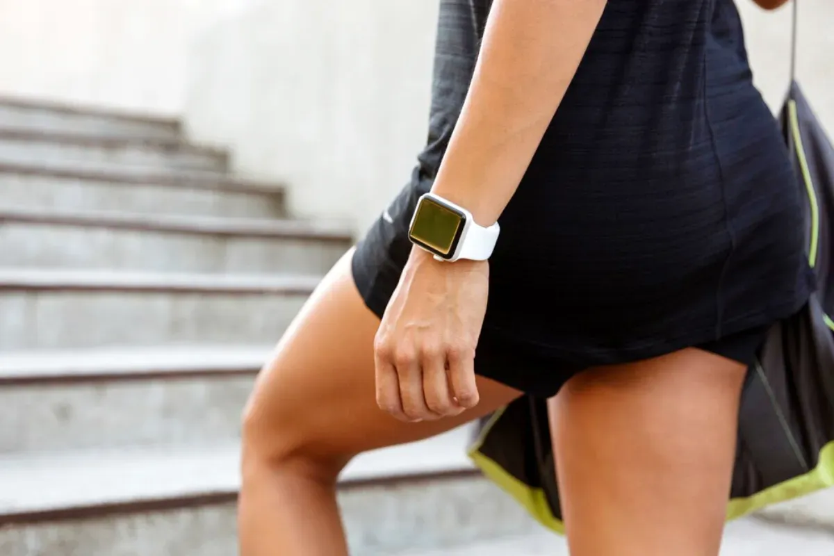 Ilustrasi smartwatch anti air dan tetap gaya saat digunakan. (Sumber: Freepik/drobotdean)