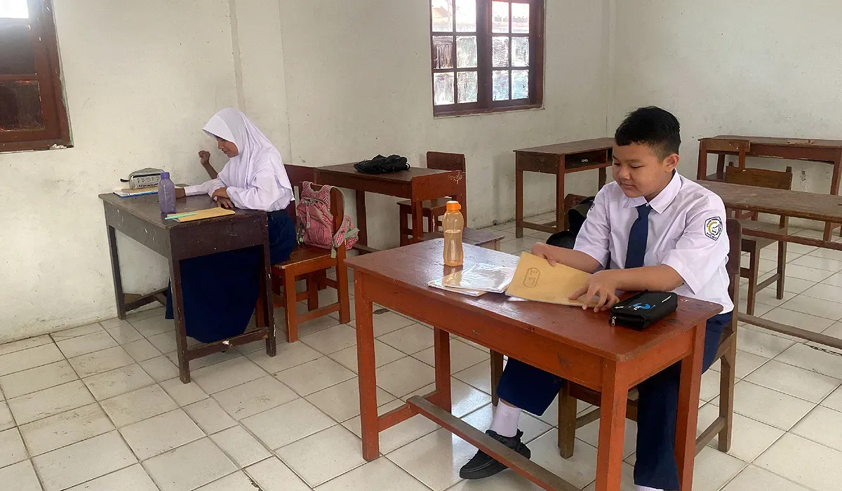 Suasana KBM di ruang kelas 7 SMP Persada Bhakti yang hanya diikuti tiga orang siswa pada Senin, 21 Juli 2025. (Sumber: Istimewa)