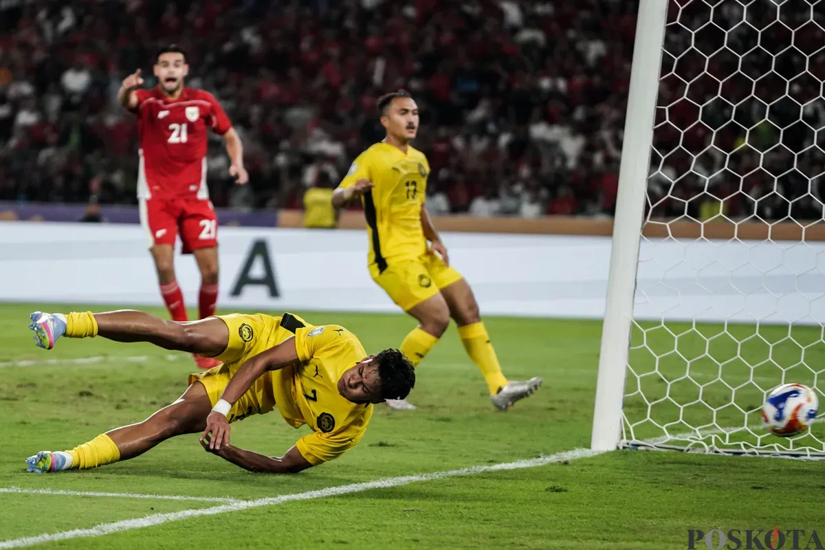 Pemain Timnas U-23 Malaysia Muhammad Haqimi Azim Bin Rosli terjatuh saat menghadapi Timnas U-23 Indonesia dalam pertandingan penyisihan Grup A Piala AFF U-23 2025 di Stadion Utama Gelora Bung Karno (SUGBK), Senayan, Jakarta, 18 Juli 2025. (Sumber: Poskota/Bilal Nugraha Ginanjar)