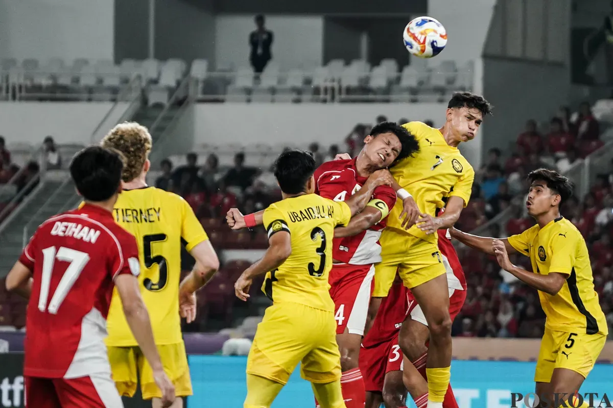 Pemain Timnas U-23 Indonesia Kadek Arel Priyatna berebut bola di udara dengan para pemain Timnas U-23 Malaysia dalam pertandingan penyisihan Grup A Piala AFF U-23 2025 di Stadion Utama Gelora Bung Karno (SUGBK), Senayan, Jakarta, 18 Juli 2025. (Sumber: Poskota/Bilal Nugraha Ginanjar)