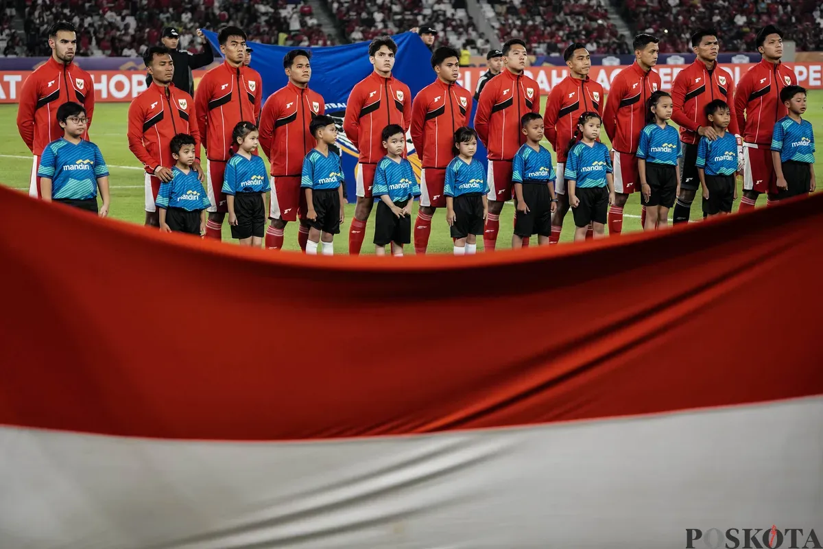 Para pemain Timnas U-23 Indonesia menyanyikan lagu kebangsaan Indonesia Raya ketika melawan Timnas U-23 Malaysia dalam pertandingan penyisihan Grup A Piala AFF U-23 2025 di Stadion Utama Gelora Bung Karno (SUGBK), Senayan, Jakarta, 18 Juli 2025. (Sumber: Poskota/Bilal Nugraha Ginanjar)