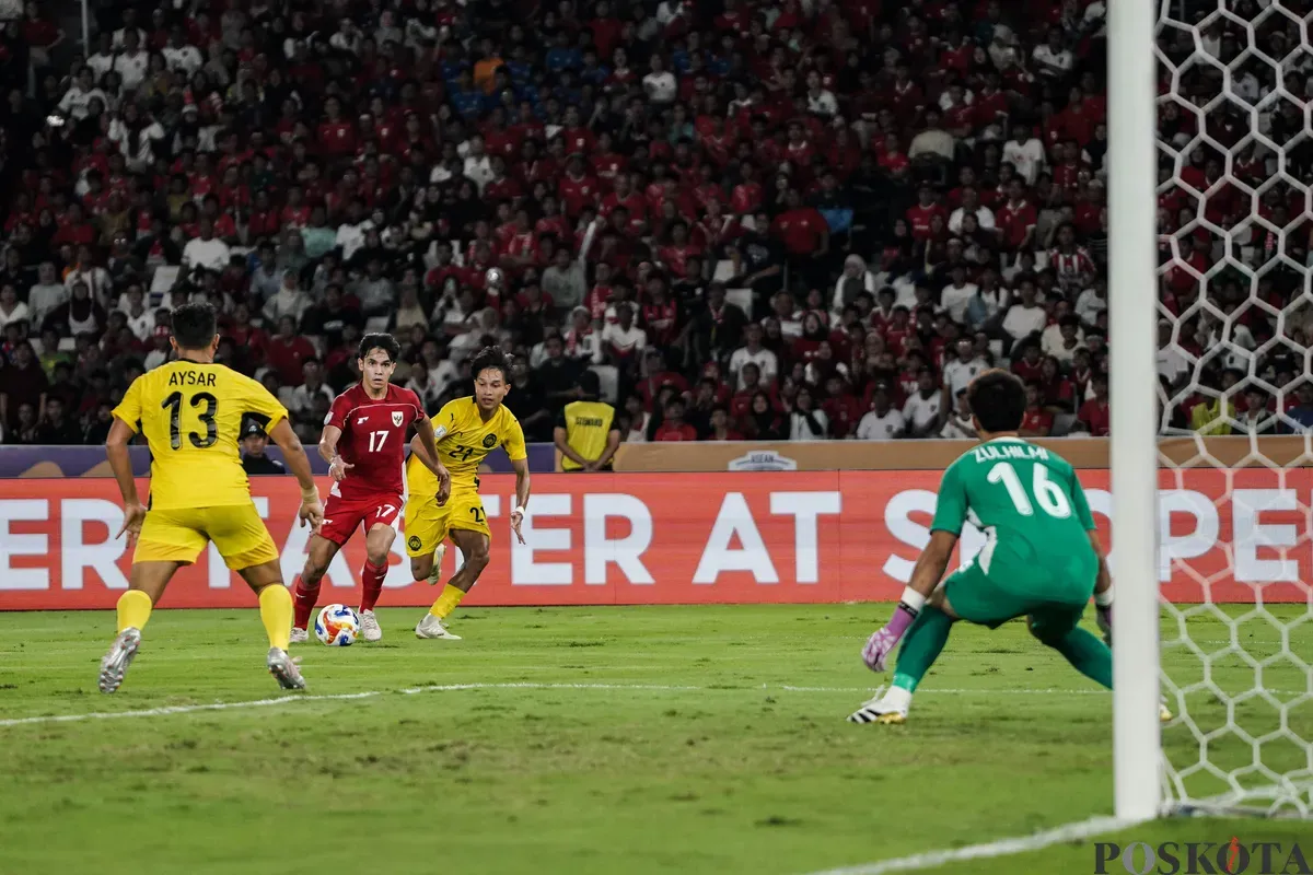 Pemain Timnas U-23 Indonesia Victor Benjamin Dethan menggiring bola melwati para pemain Timnas U-23 Malaysia dalam pertandingan penyisihan Grup A Piala AFF U-23 2025 di Stadion Utama Gelora Bung Karno (SUGBK), Senayan, Jakarta, 18 Juli 2025. (Sumber: Poskota/Bilal Nugraha Ginanjar)