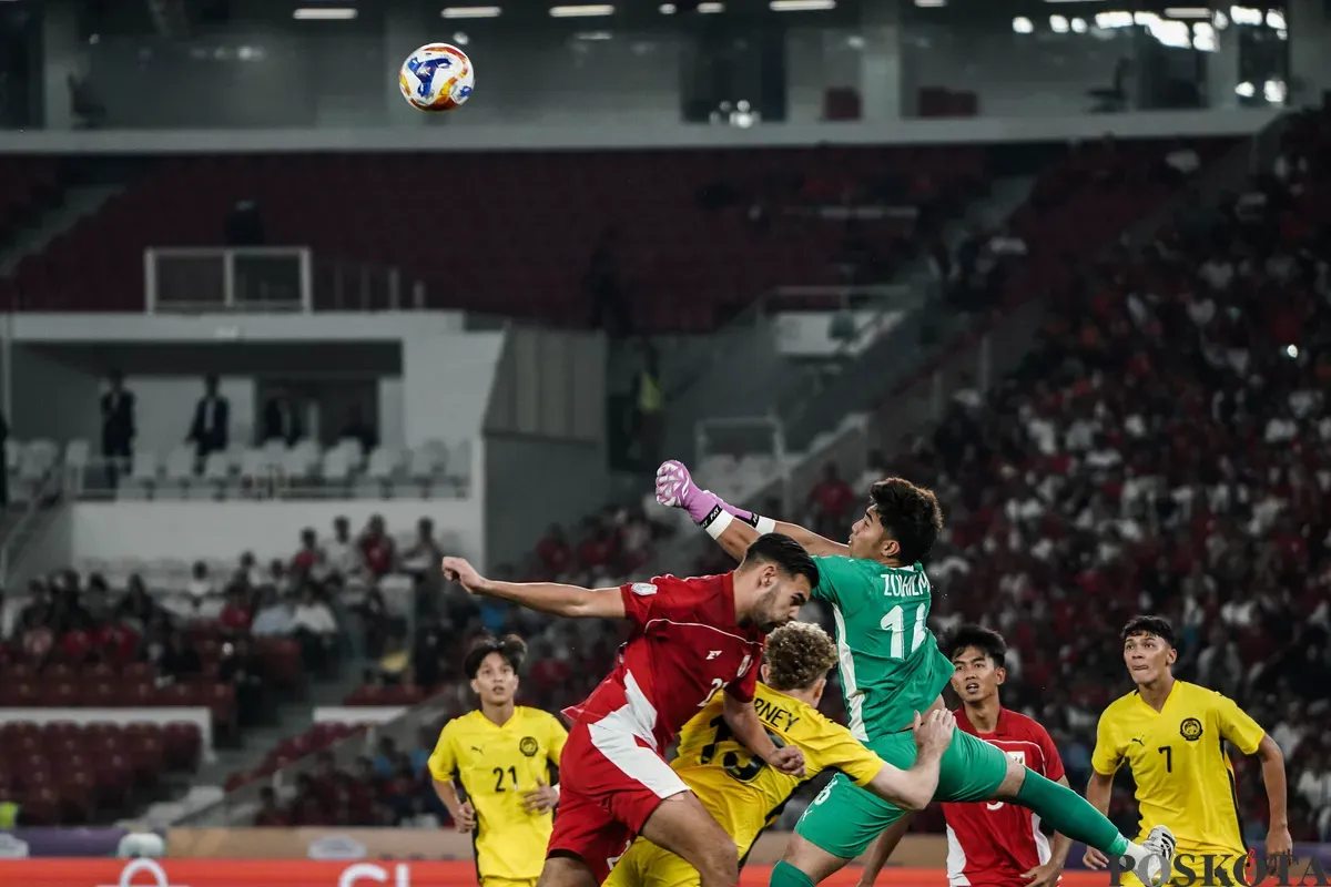 Para Pemain Timnas U-23 Indonesia berebut bola di udara dengan para pemain Timnas U-23 Malaysia dalam pertandingan penyisihan Grup A Piala AFF U-23 2025 di Stadion Utama Gelora Bung Karno (SUGBK), Senayan, Jakarta, 18 Juli 2025. (Sumber: Poskota/Bilal Nugraha Ginanjar)