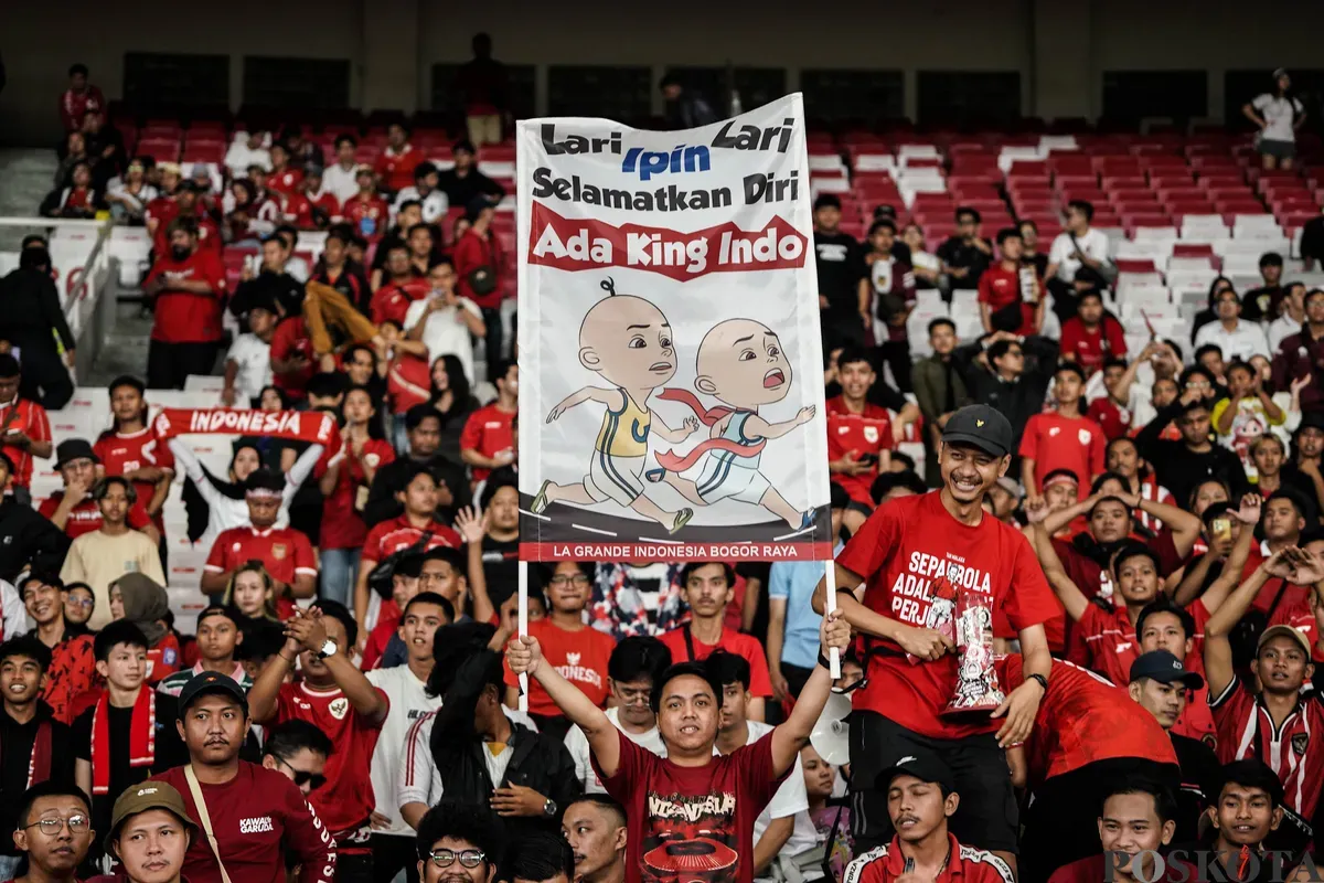 Supporter Timnas U-23 Indonesia saat berhadapan dengan Timnas U-23 Malaysia dalam pertandingan penyisihan Grup A Piala AFF U-23 2025 di Stadion Utama Gelora Bung Karno (SUGBK), Senayan, Jakarta, 18 Juli 2025. (Sumber: Poskota/Bilal Nugraha Ginanjar)