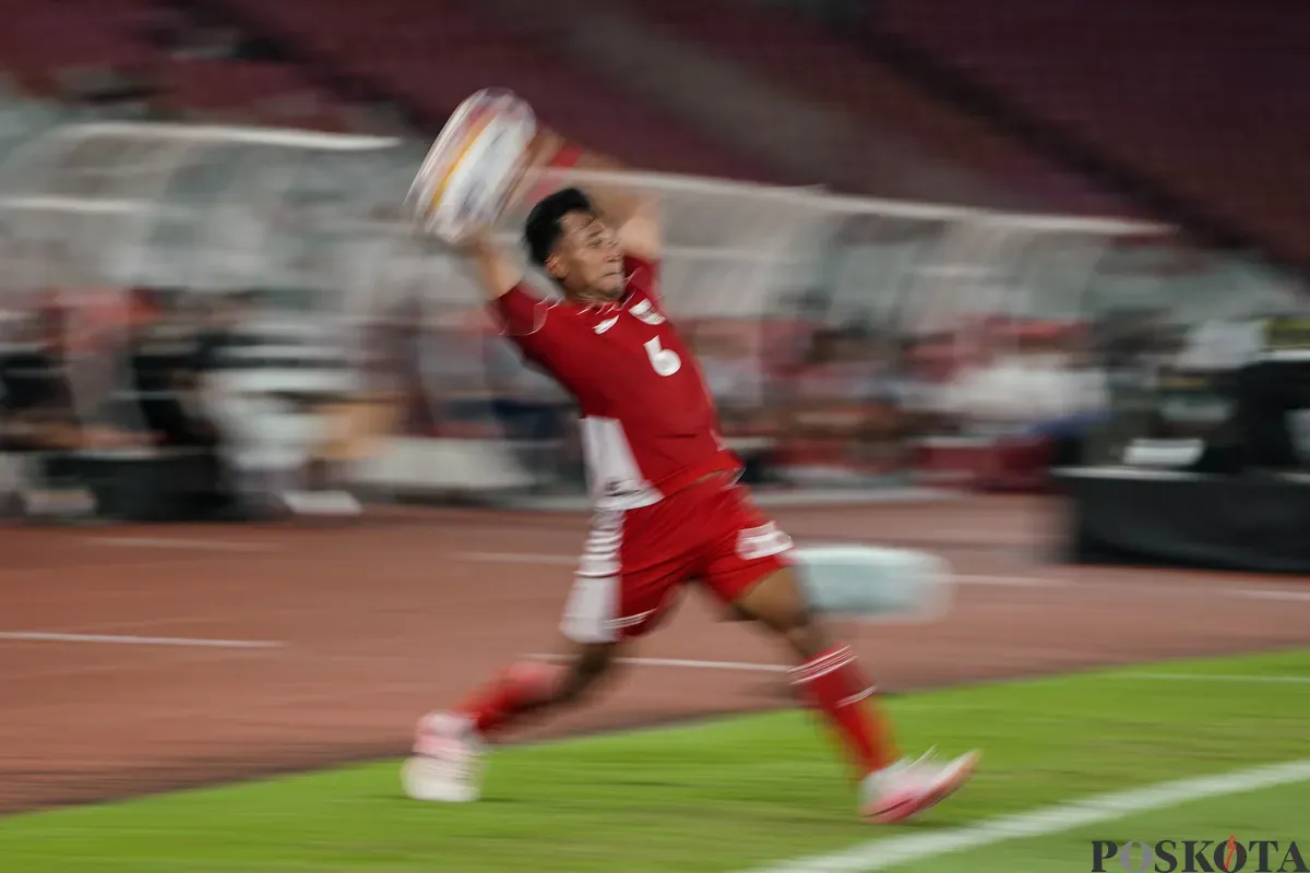 Pemain Timnas U-23 Indonesia Robby Darwis melempar bola ketika berhadapan dengan Timnas U-23 Malaysia dalam pertandingan penyisihan Grup A Piala AFF U-23 2025 di Stadion Utama Gelora Bung Karno (SUGBK), Senayan, Jakarta, 18 Juli 2025. (Sumber: Poskota/Bilal Nugraha Ginanjar)