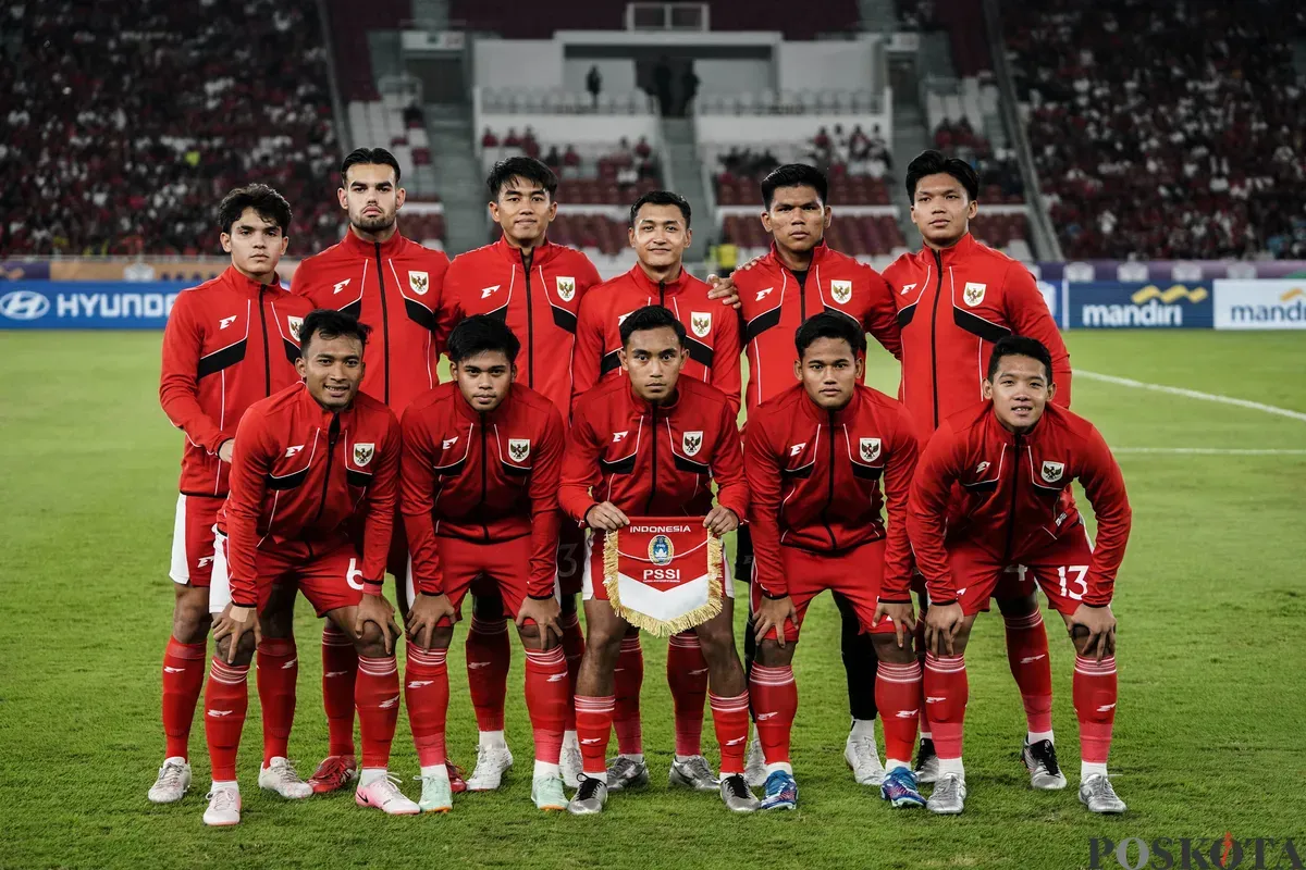 Skuad Timnas U-23 Indonesia saat menghadapi Timnas U-23 Malaysia dalam pertandingan penyisihan Grup A Piala AFF U-23 2025 di Stadion Utama Gelora Bung Karno (SUGBK), Senayan, Jakarta, 18 Juli 2025. (Sumber: Poskota/Bilal Nugraha Ginanjar)