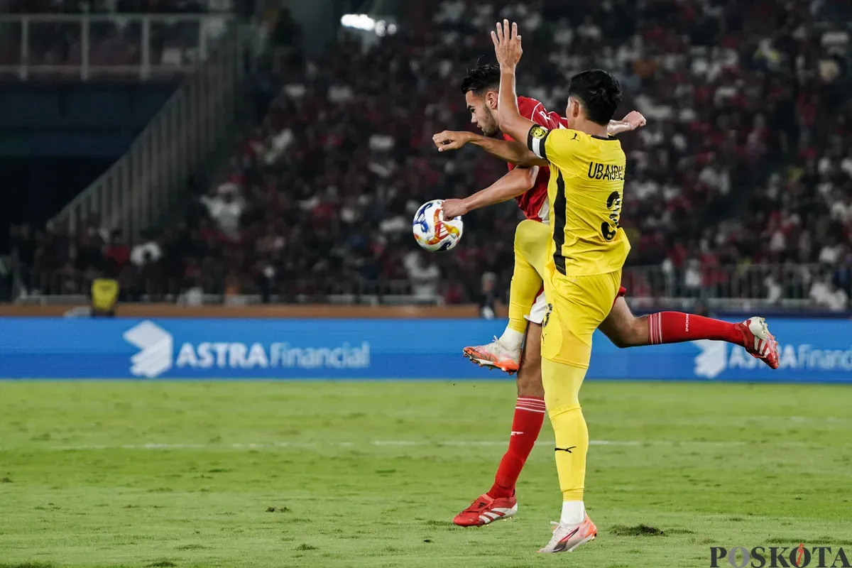 Pemain Timnas U-23 Indonesia Jens Raven berduel berebut bola di udara dengan pemain Timnas U-23 Malaysia Muhammad Ubaidullah dalam pertandingan penyisihan Grup A Piala AFF U-23 2025 di Stadion Utama Gelora Bung Karno (SUGBK), Senayan, Jakarta, 18 Juli 2025. (Sumber: Poskota/Bilal Nugraha Ginanjar)