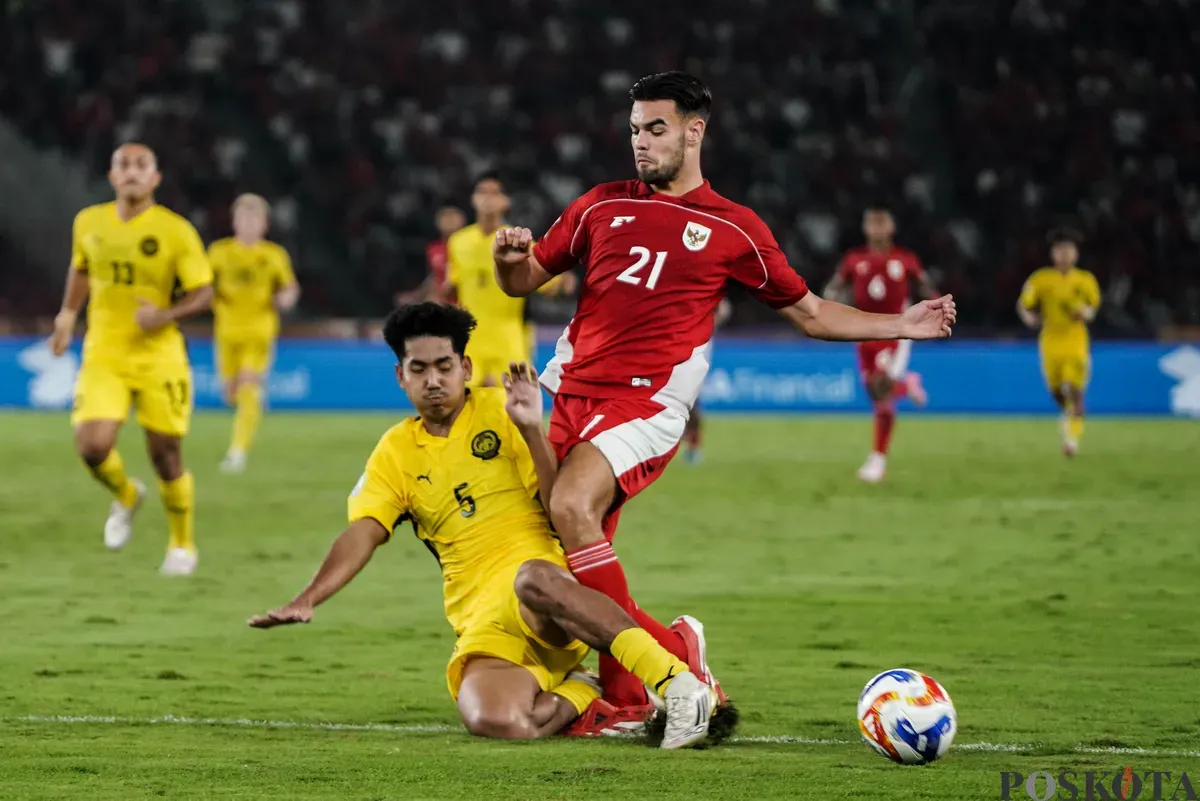 Pemain Timnas U-23 Indonesia Jens Raven menggiring bola melewati pemain Timnas U-23 Malaysia dalam pertandingan penyisihan Grup A Piala AFF U-23 2025 di Stadion Utama Gelora Bung Karno (SUGBK), Senayan, Jakarta, 18 Juli 2025. (Sumber: Poskota/Bilal Nugraha Ginanjar)
