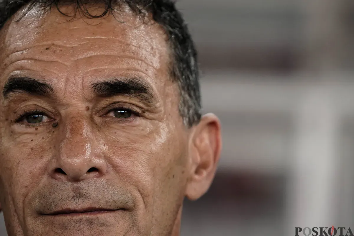 Pelatih Timnas U-23 Indonesia Gerald Vanenburg saat menghadapi Timnas U-23 Malaysia dalam pertandingan penyisihan Grup A Piala AFF U-23 2025 di Stadion Utama Gelora Bung Karno (SUGBK), Senayan, Jakarta, 18 Juli 2025. (Sumber: Poskota/Bilal Nugraha Ginanjar)