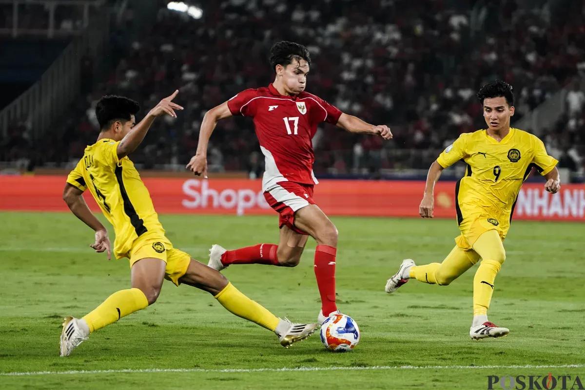 Pemain Timnas U-23 Indonesia Victor Benjamin Dethan membawa bbola melwati para pemain Timnas U-23 Malaysia dalam pertandingan penyisihan Grup A Piala AFF U-23 2025 di Stadion Utama Gelora Bung Karno (SUGBK), Senayan, Jakarta, 18 Juli 2025. (Sumber: Poskota/Bilal Nugraha Ginanjar)