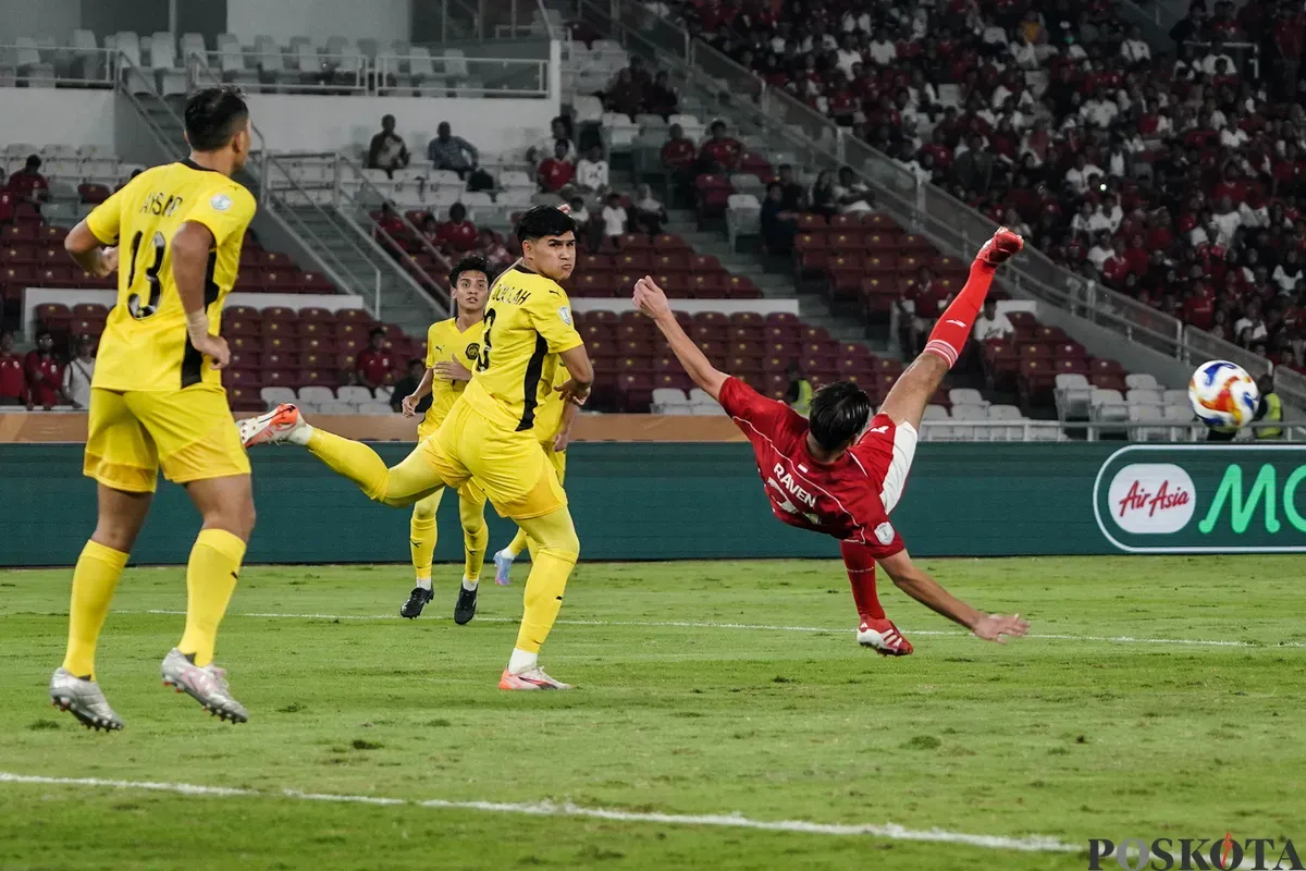 Pemain Timnas U-23 Indonesia Jens Raven melakukan tendangan salto berebut bola di saat berhadapan dengan Timnas U-23 Malaysia dalam pertandingan penyisihan Grup A Piala AFF U-23 2025 di Stadion Utama Gelora Bung Karno (SUGBK), Senayan, Jakarta, 18 Juli 2025. (Sumber: Poskota/Bilal Nugraha Ginanjar)