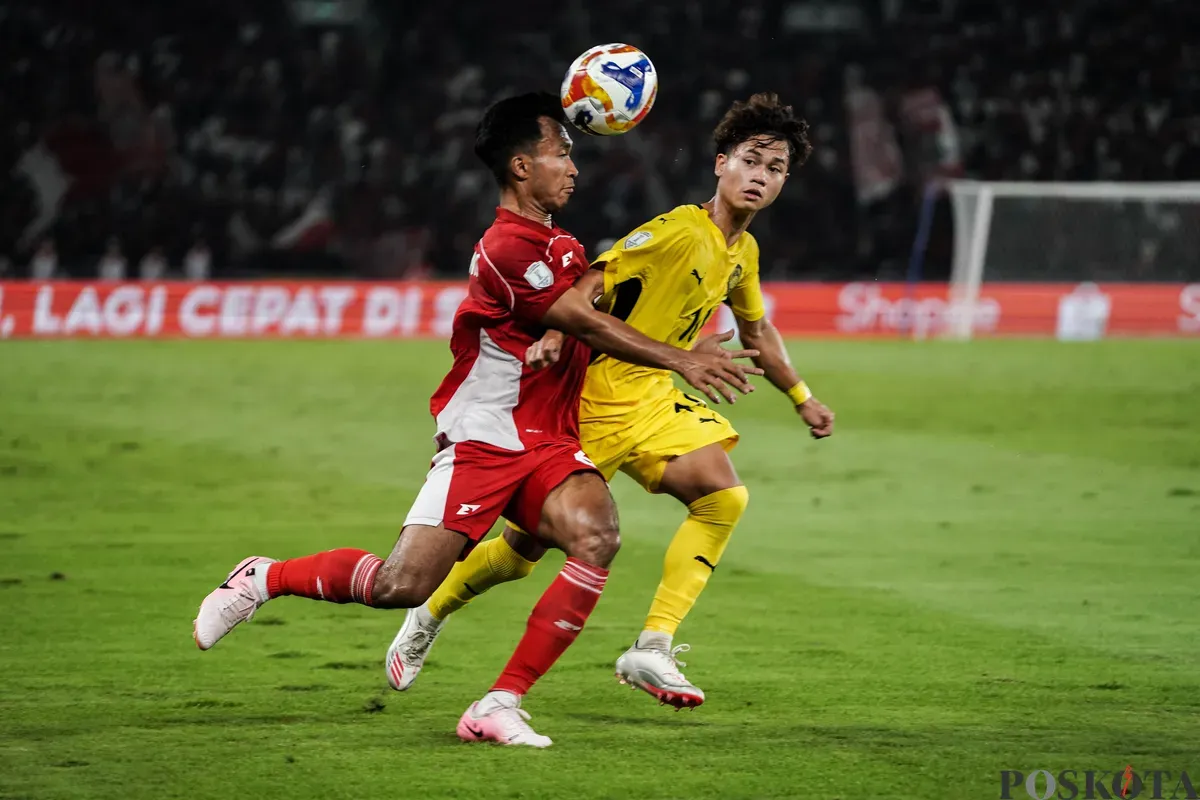 Pemain Timnas U-23 Indonesia Robby Darwis berebut  pemain Timnas U-23 Malaysia dalam pertandingan penyisihan Grup A Piala AFF U-23 2025 di Stadion Utama Gelora Bung Karno (SUGBK), Senayan, Jakarta, 18 Juli 2025. (Sumber: Poskota/Bilal Nugraha Ginanjar)